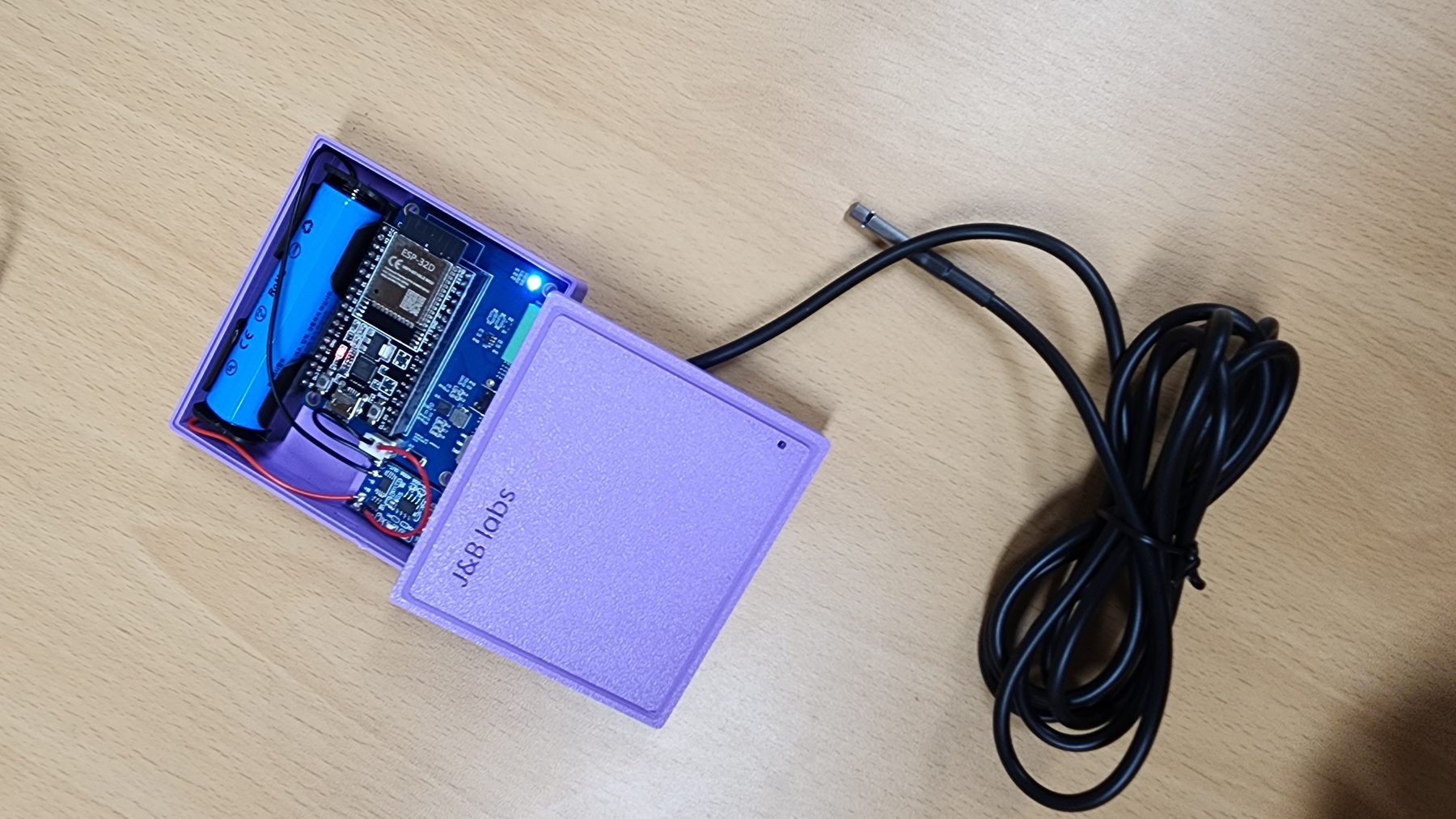 ESP32 기반 전용 PCB와 배터리, 온습도 프로브가 결합된 무선 센서 노드